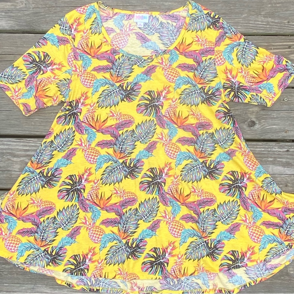 Lularoe Perfect Tee blouse yellow tropical pineapple palm fronds size Medium